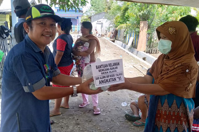 <p>Alumni SMPN 1 Balinggi Salurkan Bantuan Korban Banjir Parigi Moutong. Kegiatan penyerahan bantuan bertempat di Desa Olaya, Selasa 21 Juli 2020.</p>
