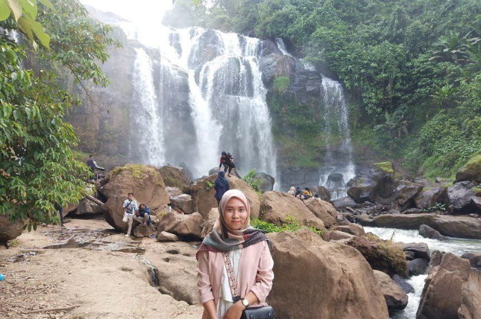 <p>Ket foto: Keindahan yang tersaji di wisata Air Terjun Curup Gangsa Way Kanan Lampung (Foto/Instagram/puspadewi_usi)</p>
