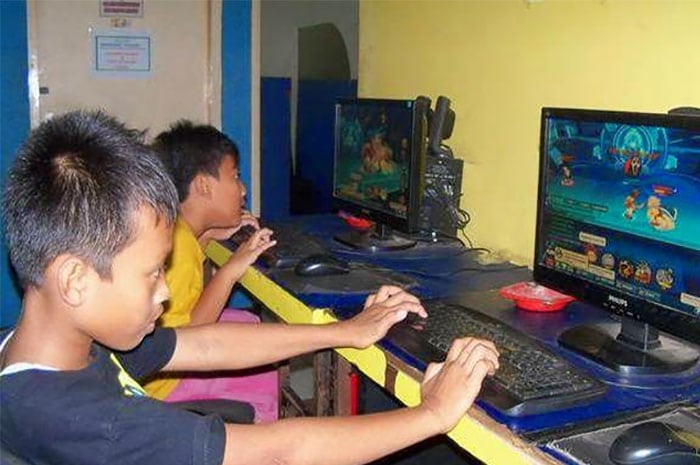 <p>Foto: Illustrasi anak menggunakan internet.</p>
