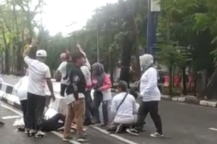 <p>Ket Foto: Peserta lomba tarik tambang yang diselenggarakan IKA Unhas meninggal ditempat. (Foto/Facebook Asrul Prosyar)</p>
