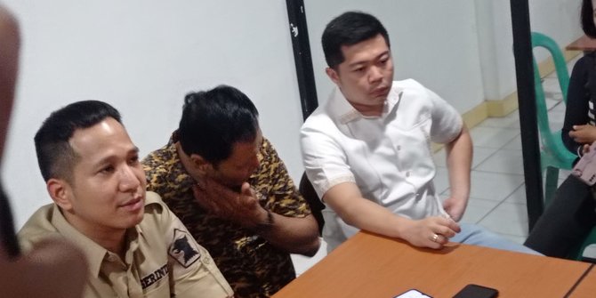 <p>Anggota DPRD Palembang inisial SZ (tengah) diduga pelaku penganiayaan seorang wanita. Foto/sumber: Merdeka</p>
