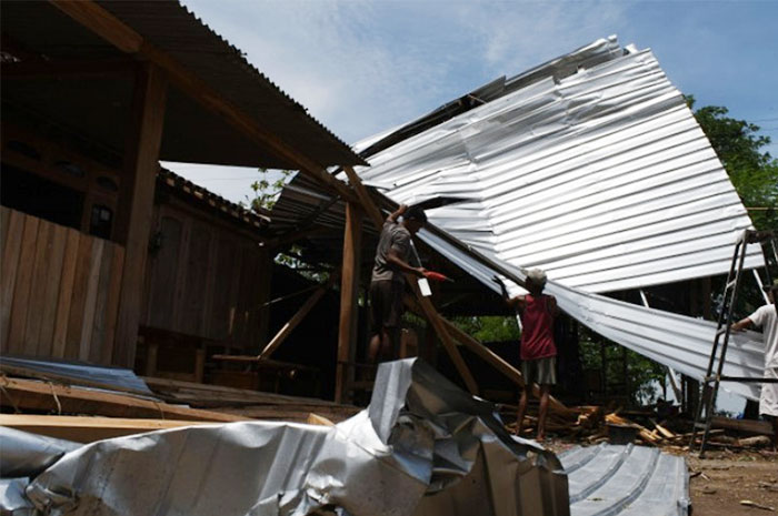 <p>Foto: Rumah salah seorang warga rusak akibat angin kencang.<br />
Angin Kencang Rusak Puluhan Rumah di Lombok Tengah.</p>
