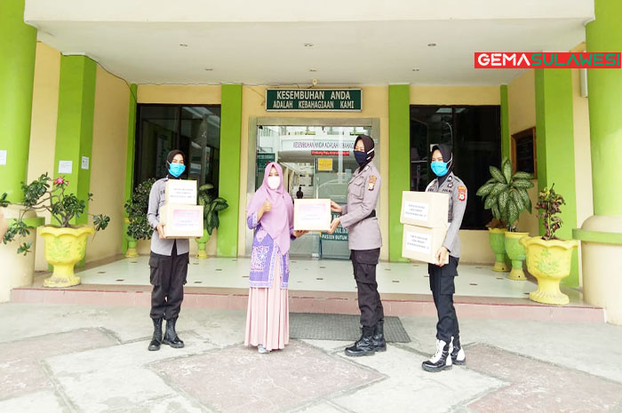 <p>Bhayangkari Enrekang Sulawesi Selatan serahkan bantuan alat pelindung diri (APD) untuk tenaga kesehatan di Rumah Sakit Umum Daerah Massenrempulu, Jumat 24 April 2020.</p>
