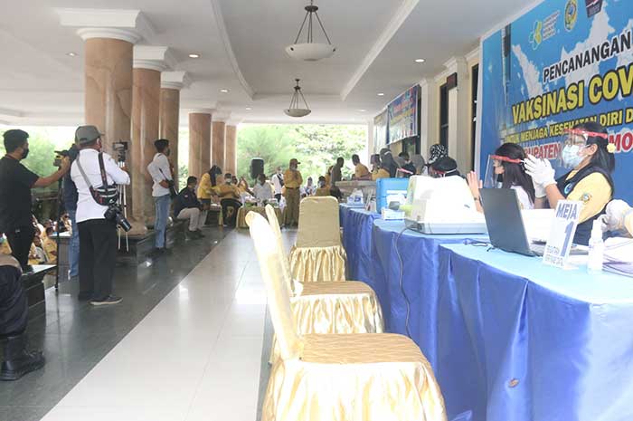 <p>Foto: Area Steril Imunisasi Covid 19, saat pelaksanaan vaksinasi di Kantor Parigi Moutong, Sulawesi Tengah. Senin 8 Januari 2021.</p>
