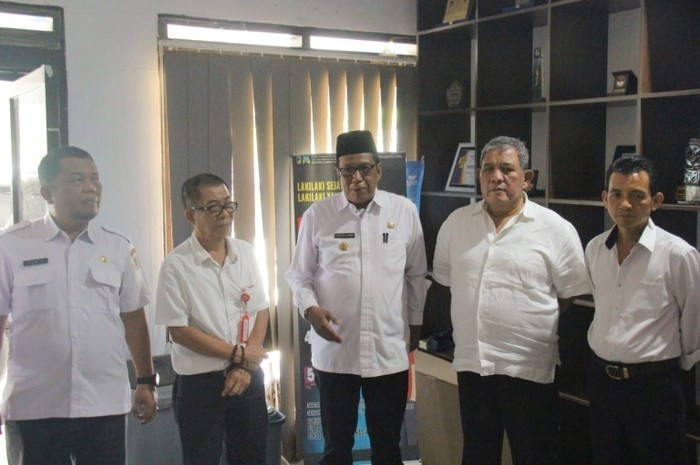 <p>Keterangan Foto : Asisten Bidang I Pemprov Sulawesi Tengah saat melakukan sidak setelah libur lebaran, (Foto/Humas Pemprov Sulteng)</p>
