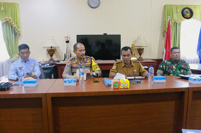 <p>Ket Foto: Asisten II Bidang Perekonomian dan Pembangunan Ir.Lewis bersama unsur Forkopimda (Foto/laman Porkopim Kabupaten Parigi Moutong)</p>
