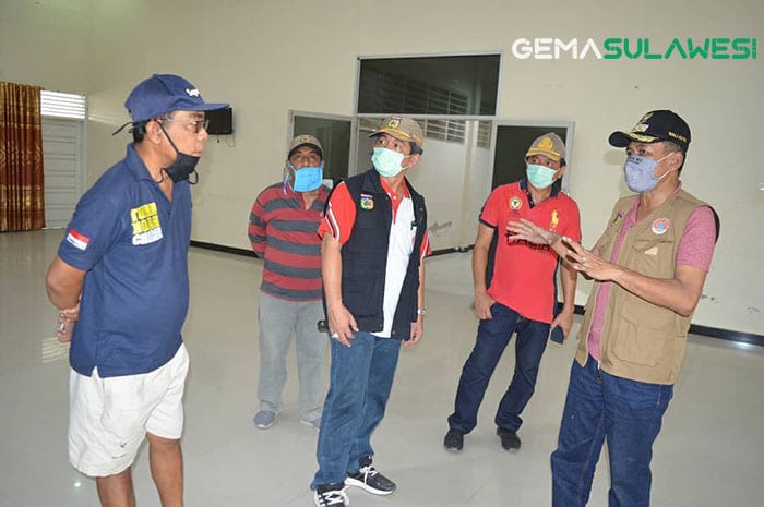 <p>Wali kota Palu didampingi Kadis Kesehatan Kota Palu dr. Husaema dan Plt Direktur Anutapura Palu, drg. Hery Mulyadi berkunjung ke Asrama Haji Kota Palu, Sabtu 19 April 2020. Foto/ Humas dan Protokol Setda kota Palu.</p>
