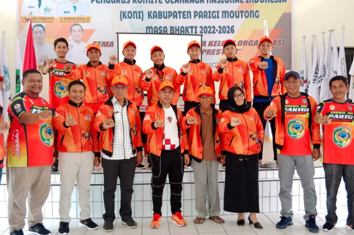 <p>Ket Foto: Ketua KONI Parigi Moutong Faisan Badja foto bersama atlet motor parigi moutong. (Foto/Humas Koni Parigi Moutong)</p>
