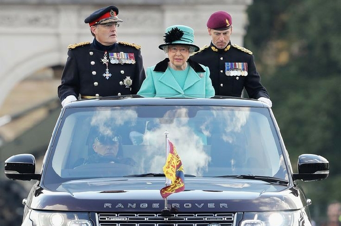 <p>Ratu Elizabeth II sering memakai Range Rover untuk keperluan negara (Foto/Pinterest) </p>
