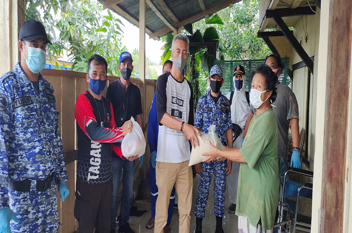 <p>Foto: Pemberian bantuan untuk warga jalani Isoman.</p>

