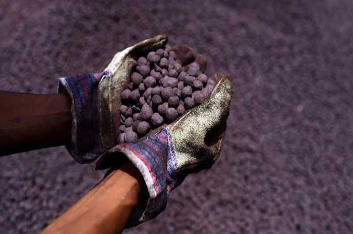<p>Foto: bahan baku pembuatan baterai lithium.</p>
