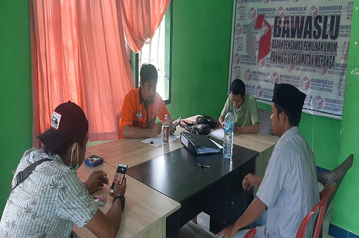 <p>Iskandar Mardani Bersama Panwascam Mepanga Bahas Potensi PSU TPS 4/Foto Istimewa.</p>
