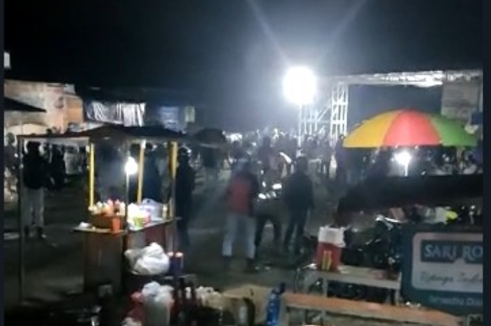 <p>Ket Foto: baku lempar di lokasi PT GNI antar karyawan asal China dengan pribumi. (Foto/SS video warga)</p>
