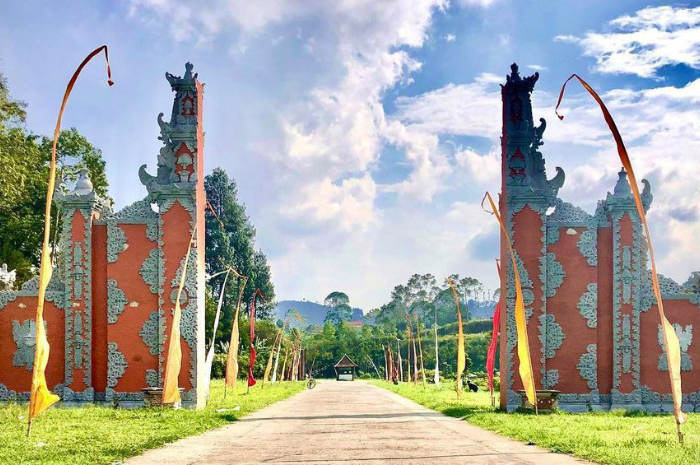 <p>Ket foto: Wisata Taman Lembah Dewata Bandung beri pengalaman seakan sedang berada di Pulau Bali (Foto/Instagram/@taman.lembah.dewata)</p>
