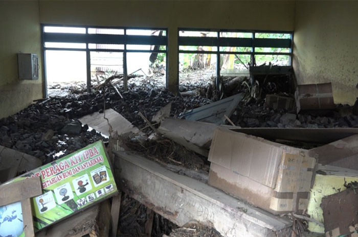 <p>Foto: Bangunan SD 057 Pappandangan rusak dihantam banjir dan longsor.</p>

