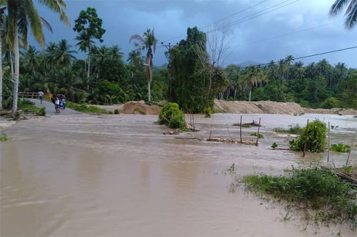 <p>Foto: Banjir putus jalur transportasi ke Desa Kayuboko.</p>
