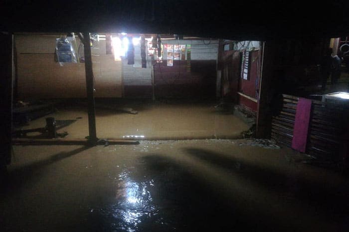 <p>Foto: Lagi, Pemukiman Warga di Polman Diterjang Banjir Akibat Luapan Air Sungai.</p>
