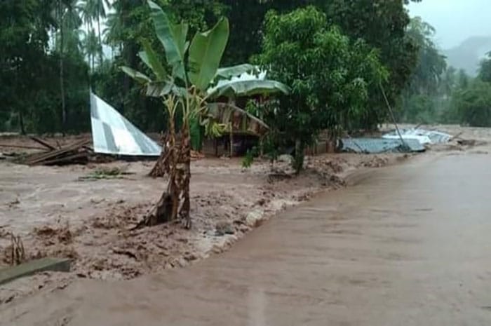 <p>Foto: (Banjir di Kabupaten Tojo Una-una, Sulteng/kumparan)</p>
