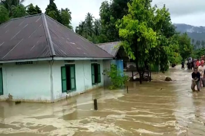<p>Foto: Banjir Kembali Terjang 50 Rumah Warga di Kecamatan Tomini</p>
