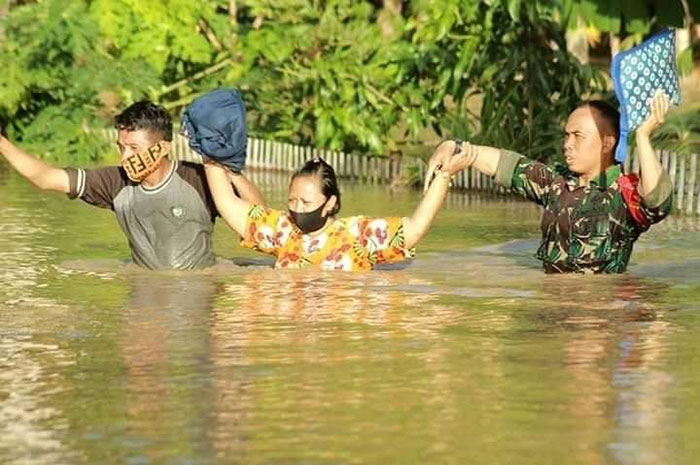 <p>Aparatur TNI menyelematkan warga terdampak banjir di Bone Bolango Gorontalo (Foto: Ist)</p>
