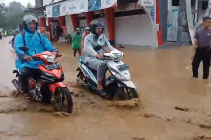 <p>Ket Foto: Banjir terjang Mamuju (Foto/Screenshoot facebook Sila Mamuju)</p>
