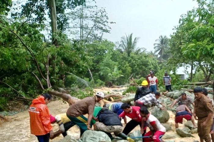 <p>Banjir Desa Biga Parimo, Akses Jalan Trans Sulawesi Lumpuh (Foto: Ist)</p>
