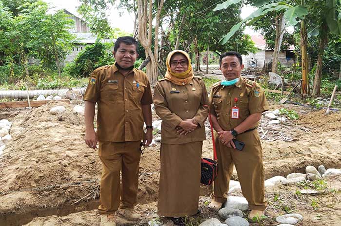 <p>Foto: Forum ASN Peduli saat peletakan batu pertama bantuan untuk pengidap tumor di Desa Lemusa.</p>
