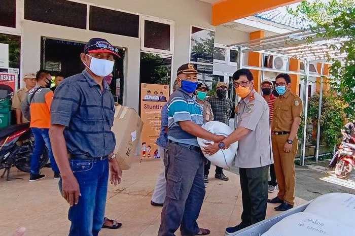 <p>Peduli Korban Banjir Parimo, 18 Desa di Kecamatan Kasimbar Sumbang 1,7 Ton Beras. Penyerahan bantuan dilaksanakan di Kantor BPBD Parimo, Senin 20 Juli 2020.</p>

