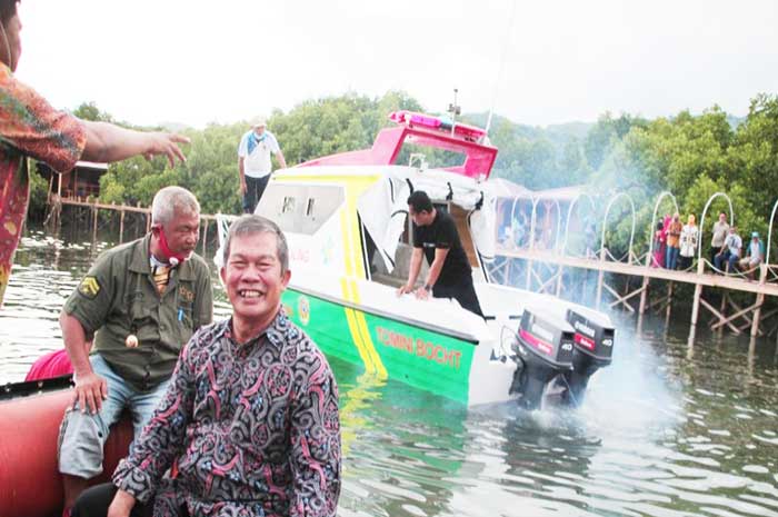 <p>(Foto: Bupati dan Sekda Parigi Moutong mengetes Speed Boat Ambulans bantuan dari Kemenkes RI, di Desa Tinombo, Jumat 7 November 2020)</p>
