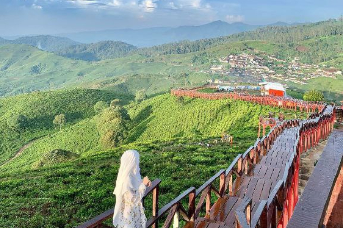 <p>Ket foto: Rekomendasi wisata di Bandung dengan konsep alam hingga modern yang menarik (Foto/Instagram/@sarimulyati49 @tamanlangitpangalengan360)</p>
