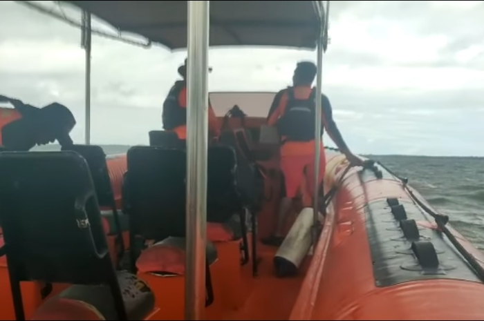 <p>Ket Foto: Basarnas Sulsel Kerahkan Personel Pos Sar Selayar, Cari 6 ABK KLM Kasman Indah 06. (Foto/Screenshoot Facebook Humas Basarnas Sulsel)</p>
