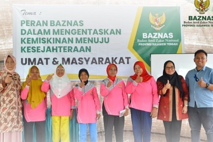 <p>Ket Foto: Sekretaris Daerah Pemkot Palu, Irmayanti Petalolo menyerahkan paket sembako kepada kaum duafa melalui program bantuan sosial Badan Amil Zakat Nasional (BAZNAS) Sulawesi Tengah. (Foto/Facebook Baznas Sulteng)</p>
