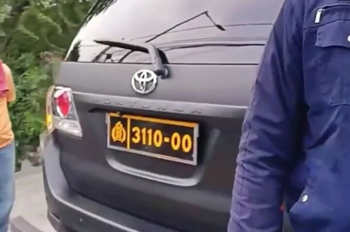 <p>Ket Foto: Beberapa tukang ojol mengamankan mobil dinas polisi yang melanggar (Foto/Instagram memomedsos)</p>
