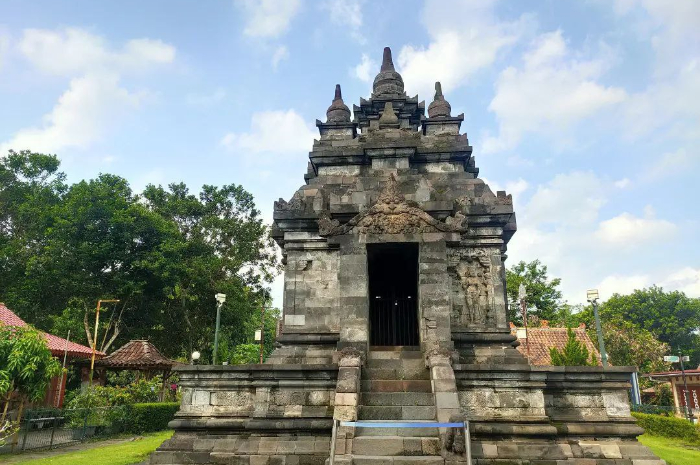 <p>Ket foto: Potret wisata Candi Pawon di Magelang Jawa Tengah (Foto/Instagram/petualangirit)</p>
