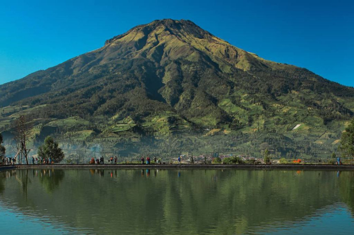<p>Ket foto: Intip keindahan wisata Embung Kledung Temanggung lengkap dengan lanskap Gunung Sumbing dan Sindoro (Foto/Instagram/lilisnurrohman)</p>