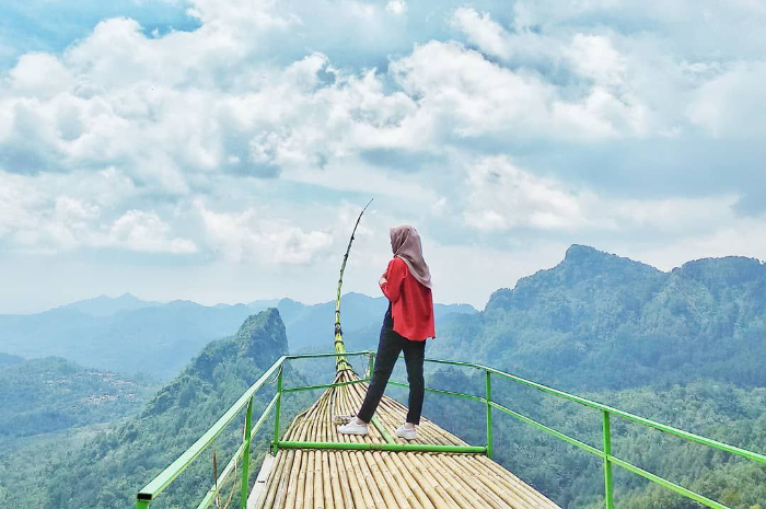 <p>Ket foto: Memandang keindahan alam dari wisata Puncak Khayangan Sigendol Purworejo yang cantik (Foto/Instagram/dwirizkylaelafa)</p>