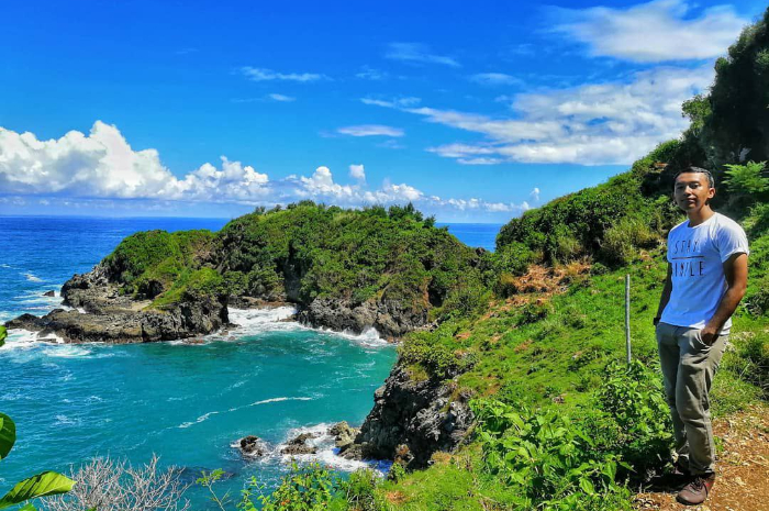 <p>Ket foto: Indahnya wisata Tanjung Karang Pengantin Kebumen dengan lanskap birunya laut (Foto/Instagram/msofyanaffandy)</p>
