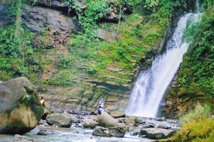 <p>Ket foto: View dari wisata Curug Dhuwur yang ada di Wanarata Pemalang (Foto/Instagram/nia.riani_)</p>
