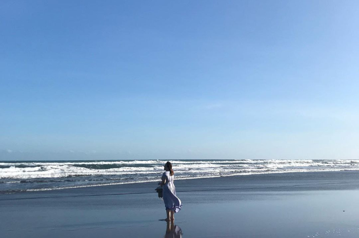 <p>Ket foto: Serunya bermain di wisata Pantai Parangkusumo Yogyakarta dengan hamparan pasirnya (Foto/Instagram/septranilim)</p>

