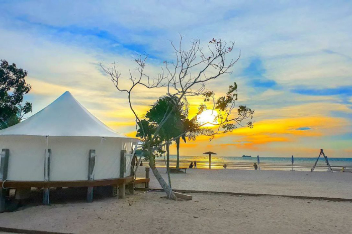 <p>Ket foto: Menikmati pesona wisata Pantai Viovio Batam yang memanjakan mata (Foto/Instagram/vioviobeachbatam)</p>
