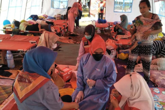 <p>Ket Foto: Sebanyak 3.175 orang tenaga kesehatan telah disebar pada 194 titik pengungsian di delapan kecamatan pascagempa M5,6 Cianjur, Jawa Barat (Foto/bnpb.go.id)</p>
