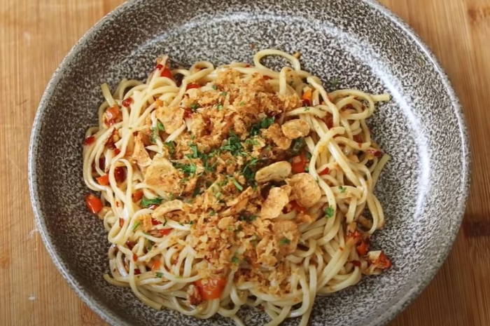 <p>Ket foto: Simak resep mie aglio e olio ala Devina Hermawan untuk kreasi menu buka puasa (Foto/YouTube/@DevinaHermawan)</p>
