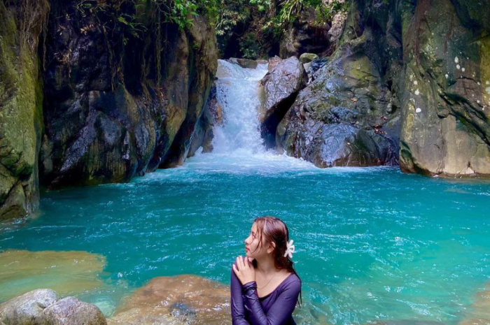 <p>Ket foto: Kecantikan wisata Curug Leuwi Hejo Bogor, warna airnya bikin jatuh hati (Foto/Instagram/nita_thv)</p>
