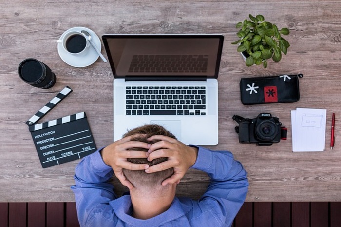 <p>Ket Foto: Ilustrasi foto seseorang yang sedang mengalami kebingungan (Foto/Pixabay/Menulis)</p>
