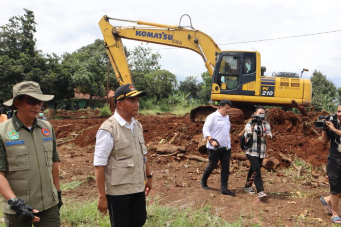 <p>Ket Foto: Kepala BNPB Letjen TNI Suharyanto (kemeja hijau dengan rompi) dan Menko PMK Muhadjir Effendy (kemeja putih dengan rompi) meninjau salah satu lokasi lahan relokasi bagi warga terdampak gempa di Kabupaten Cianjur (Foto/bnpb.go.id)</p>
