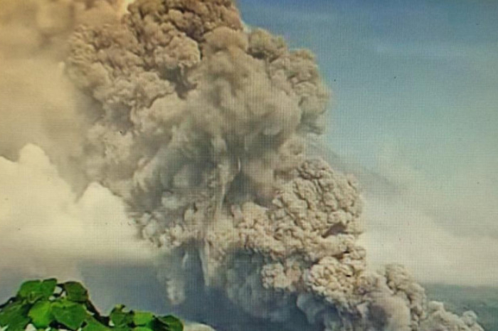 <p>Ket Foto: Awan Panas Guguran (APG) Gunungapi Semeru terpantau dari CCTV Pos Pantau PVBMG pukul 06.30 WIB, Kabupaten Lumajang, Jawa Timur, Minggu 4 Desember 2022. (Foto/bnpb.go.id)</p>
