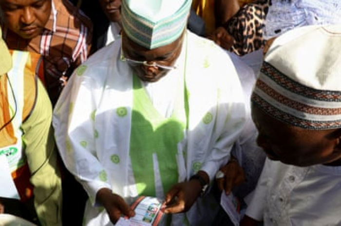 <p>Keterangan Foto: Bola Tinubu sementara unggul dalam pemilu presiden Nigeria,(Foto:/Twitter/jasonburk)</p>
