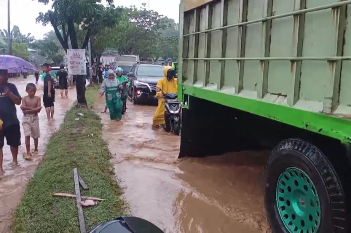 <p>Ket Foto: banjir di Mamuju (Foto/Screenshoot Facebook Sila Mamuju)</p>
