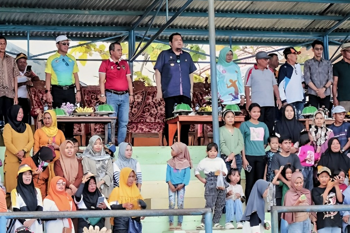 <p>Ket. Foto : PJ Bupati Parigi Moutong Membuka Porseni Tingkat Kecamatan Ampibabo<br />
(Foto/Prokopim)</p>
