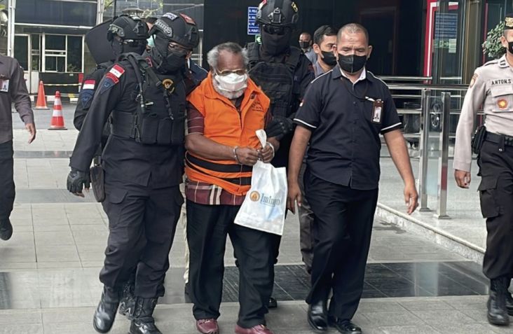 <p>Eltinus Omaleng Tiba di KPK dengan Tangan Diborgol</p>
